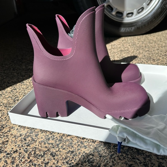 NEW Burberry 8.5 women’s high heeled boot purple, brand new, never worn - Picture 4 of 14